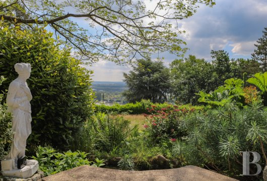 En Normandie, dans le parc régional des Boucles de la Seine, une villa de style anglo-normand - photo  n°2